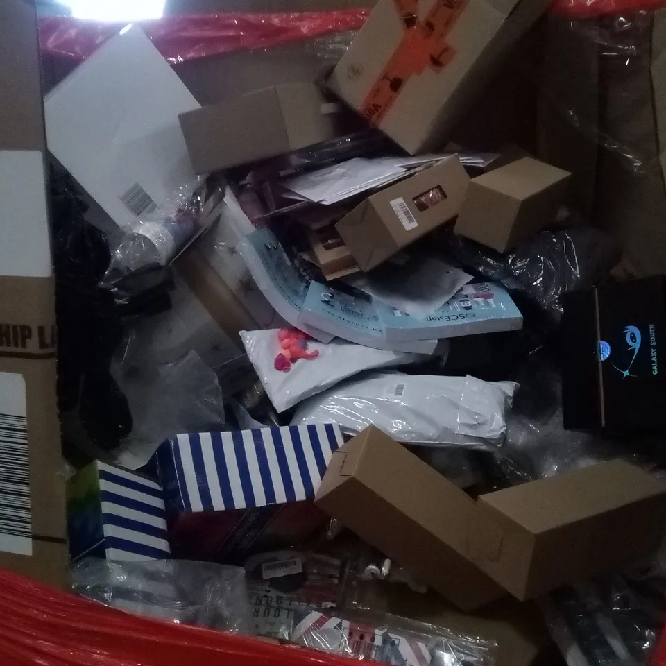 PALLET OF ASSORTED ITEMS INCLUDING GAMING DESK, BATHROOM MIRROR, SUITCASE, REMOTE NIGHT LIGHT PROJECTOR, TIE DYE BIRTHDAY PARTY KIT, OSCE REVISION BOOK 