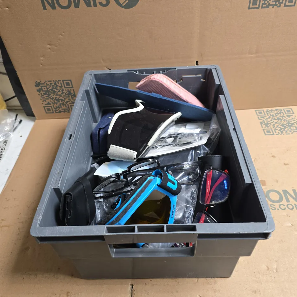 TOTE OF APPROXIMATELY 20 ASSORTED GLASSES/RELATED ITEMS 