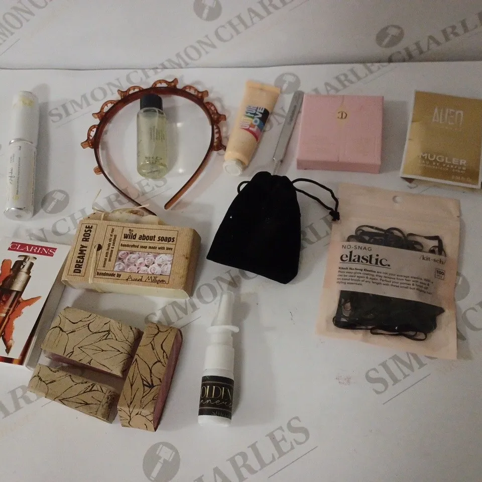 LOT OF APPROX 15 ASSORTED HEALTH AND BEAUTY ITEMS TO INCLUDE SOAP, SERUM, EYE SHADOW ETC