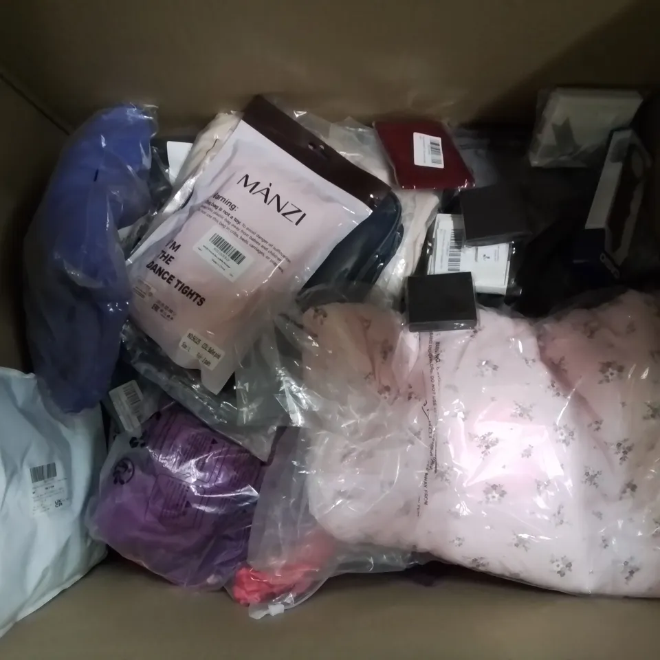 BOX CONTAINING LARGE AMOUNT OF MIXED FASHION ITEMS, CLOTHING, COSTUME/DRESS UP JEWELLERY ETC.