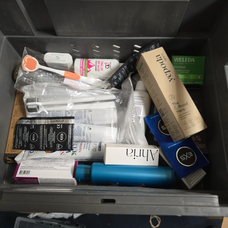 LOT OF APPROXIMATELY 25 ASSORTED HEALTH AND BEAUTY ITEMS TO INCLUDE AHRIA BODY SCRUB, HAIR GROWTH SERUM AND YEPODA SERUM