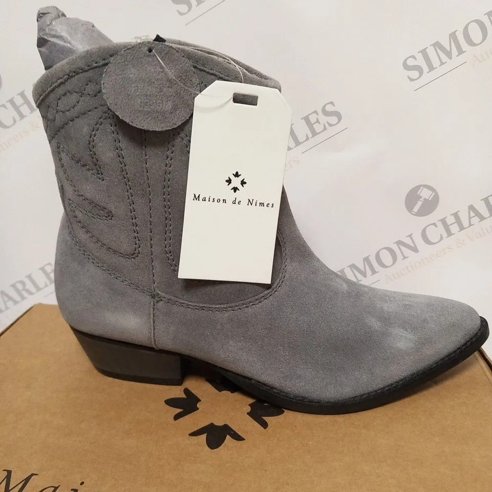 BOXED MAISON DE NIMES SUEDE WESTERN BOOTS - SIZE 5
