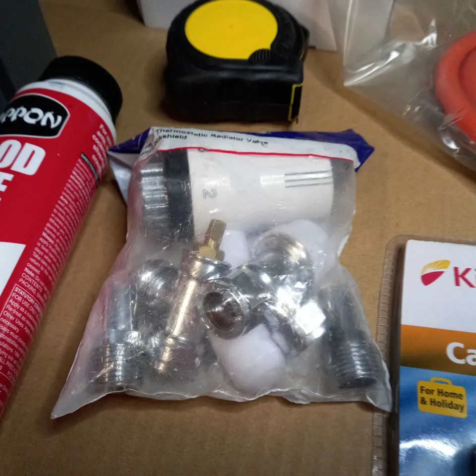 LOT OF APPROX 10 ASSORTED HOUSEHOLD/DIY ITEMS TO INCLUDE: LARGE HINGE/BRACKETS, BOXED LED STRIP LIGHTS, LARGE DRILL BIT