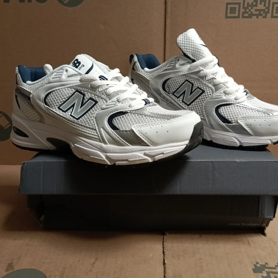 BOXED PAIR OF NEW BALANCE 530 TRAINERS IN WHITE/NAVY/SILVER SIZE UK 6.5