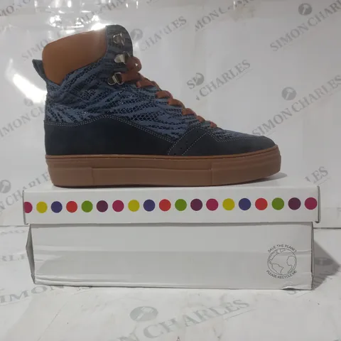 BOXED PAIR OF ADESSO HI-TOP SHOES IN NAVY/TAN SIZE 6