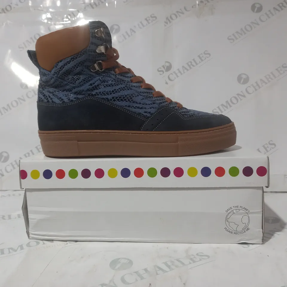 BOXED PAIR OF ADESSO HI-TOP SHOES IN NAVY/TAN SIZE 6