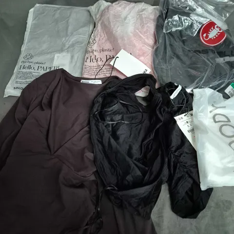 APPROXIMATELY 35 ASSORTED CLOTHING ITEMS IN VARIOUS SIZES, STYLES & COLOURS TO INCLUDE BRANDS SUCH AS BOODY, BERSHKA, CASTELLI, ETC - COLLECTION ONLY