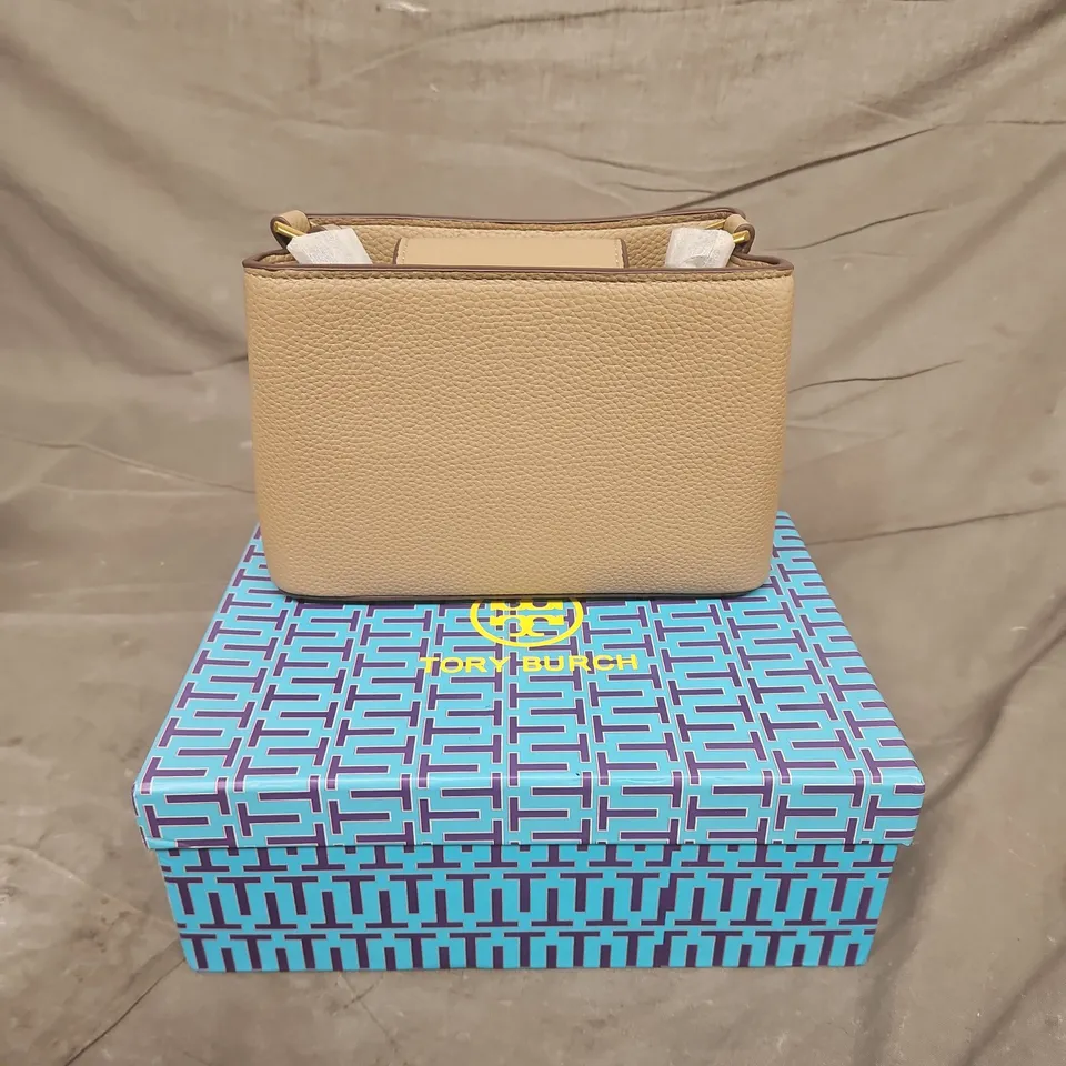 TORY BURCH - BEIGE PEBBLED LEATHER SHOULDER BAG WITH GOLD LOGO – BOXED