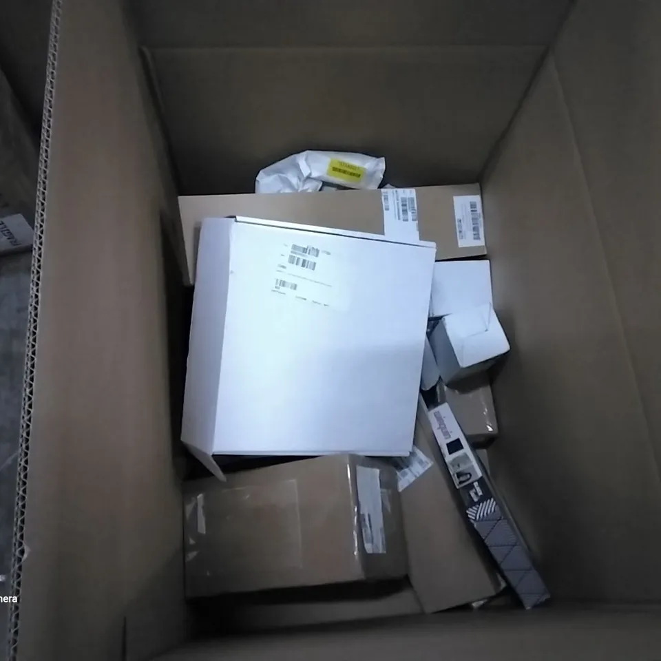 BOX OF APPROXIMATELY 11 ASSORTED BATHROOM ITEMS TO INCLUDE A A1 ROUND WALL ARM, A SLIM SQUARE SHOWER HEAD AND A CUBE SQUARE TWIN SHOWER VALVE