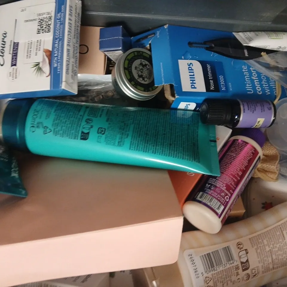 APPROXIMATELY 12 ASSORTED COSMETIC ITEMS INCLUDING VARIOUS MAKES AND BRANDS - COLLECTION ONLY