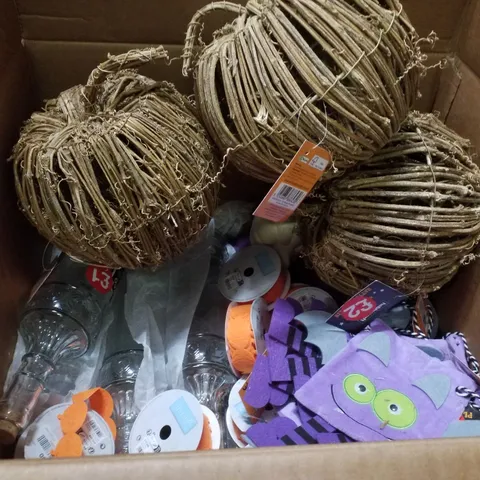 PALLET CONTAINING ASSORTED HALLOWEEN DECORATIONS & PRODUCTS INCLUDING WIRE EDGD RIBBON, PAPER PLATES, RATTAN PUMPKINS, CLEAR POISON BOTTLES & PLUSH BAT BAGS