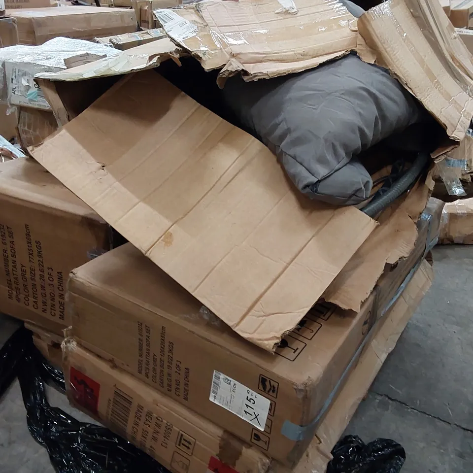 PALLET OF ASSORTED GARDEN FURNITURE PARTS