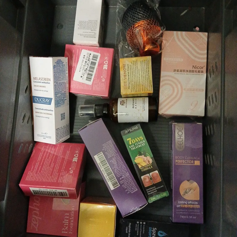 APPROXIMATELY 20 ASSORTED HEALTH & BEAUTY PRODUCTS TO INCLUDE YARDLEY PERFUMED BODY POWDER, WILD NATURAL LIP BALM REFILL, CANTU CLEANSING CREAM SHAMPOO, ETC