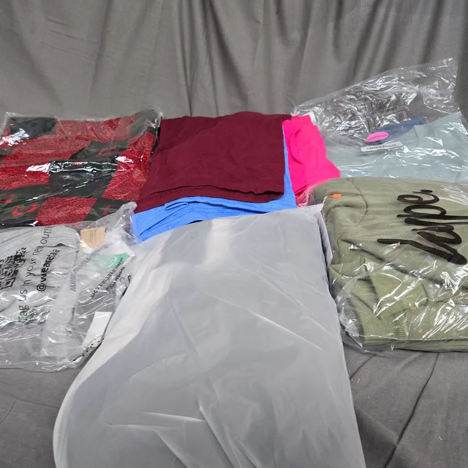 BOX OF ASSORTED CLOTHING ITEMS IN VARIOUS COLOURS, STYLE AND SIZES 