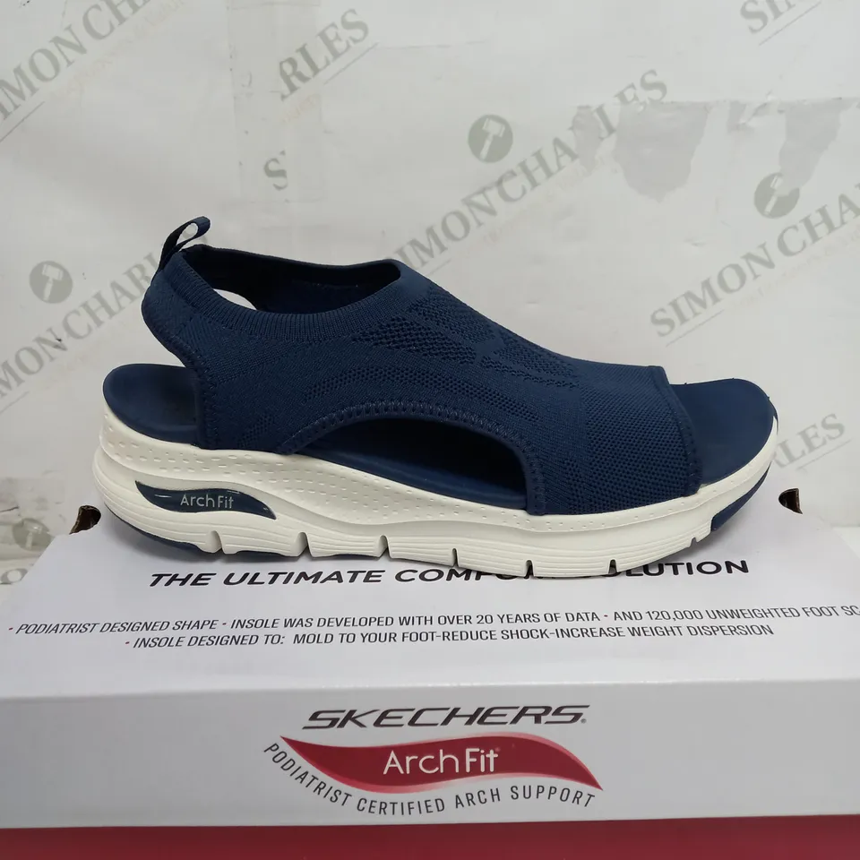 BOXED PAIR OF SKECHERS CITY CATCH SANDALS IN NAVY SIZE 6