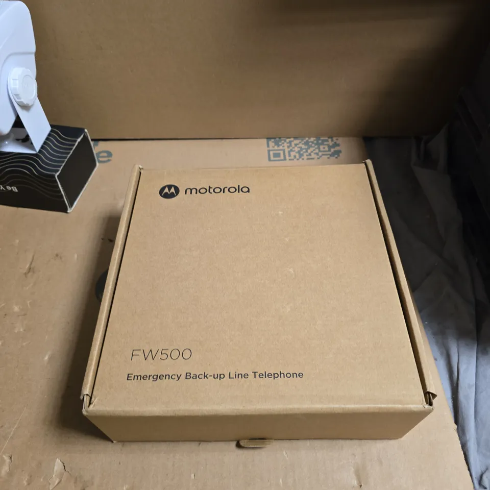 BOX OF APPROXIMATELY 12 ASSOERTED ELECTRICAL ITEMS INCLUDING HAIR STYLING COMB , ON WALL SPEAKER AND MOTOROLA BACK UP LINE PHONE 