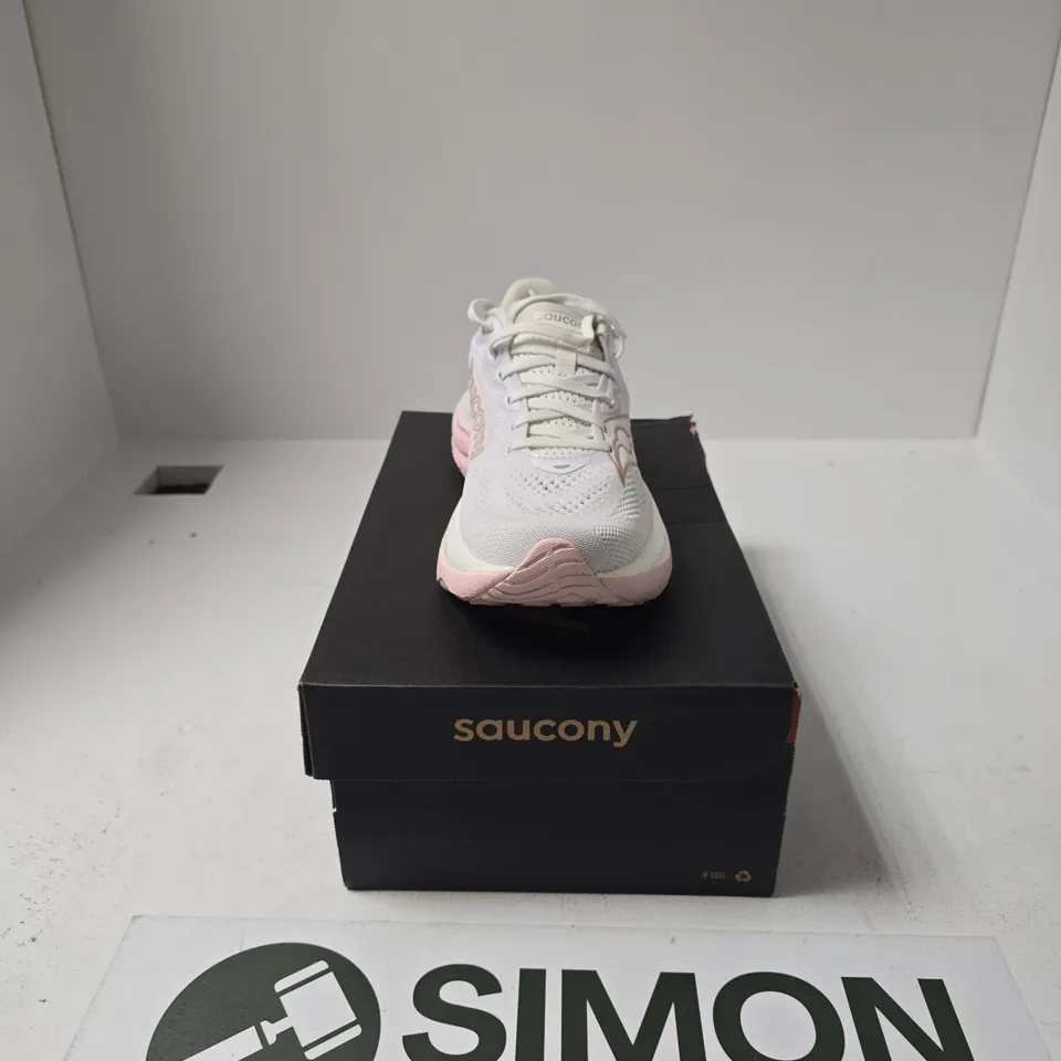 BOXED PAIR OF SAUCONY RUNNING SHOES SIZE UK 6