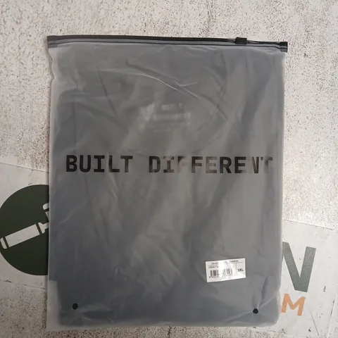 BAGGED BUILT DIFFERENT CREW T-SHIRT IN CARBON SIZE 3XL