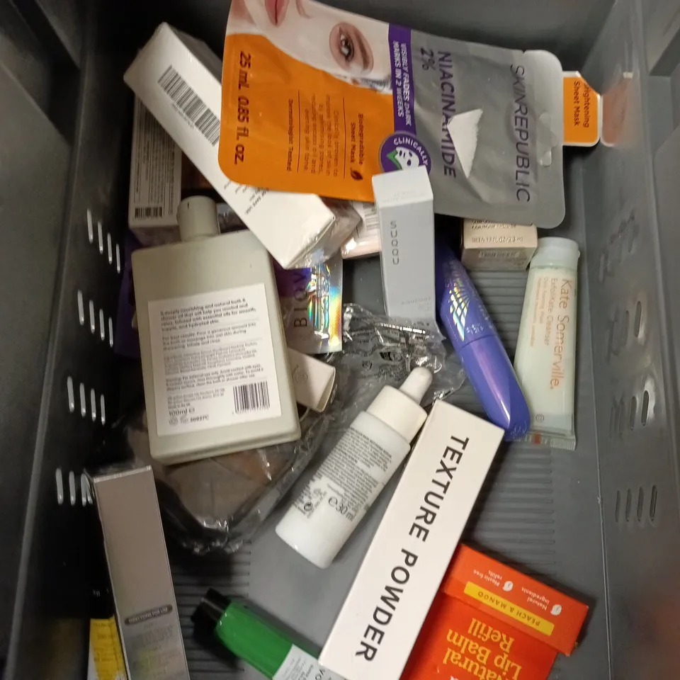 APPROXIMATEY 20 ASSORTED HEALTH AND BEAUTY PRODUCTS TO INCLUDE - DR SQUATCH BODY WASH - CERAVE FOAMING CLEANSER AND MAYBELLINE MASCARA