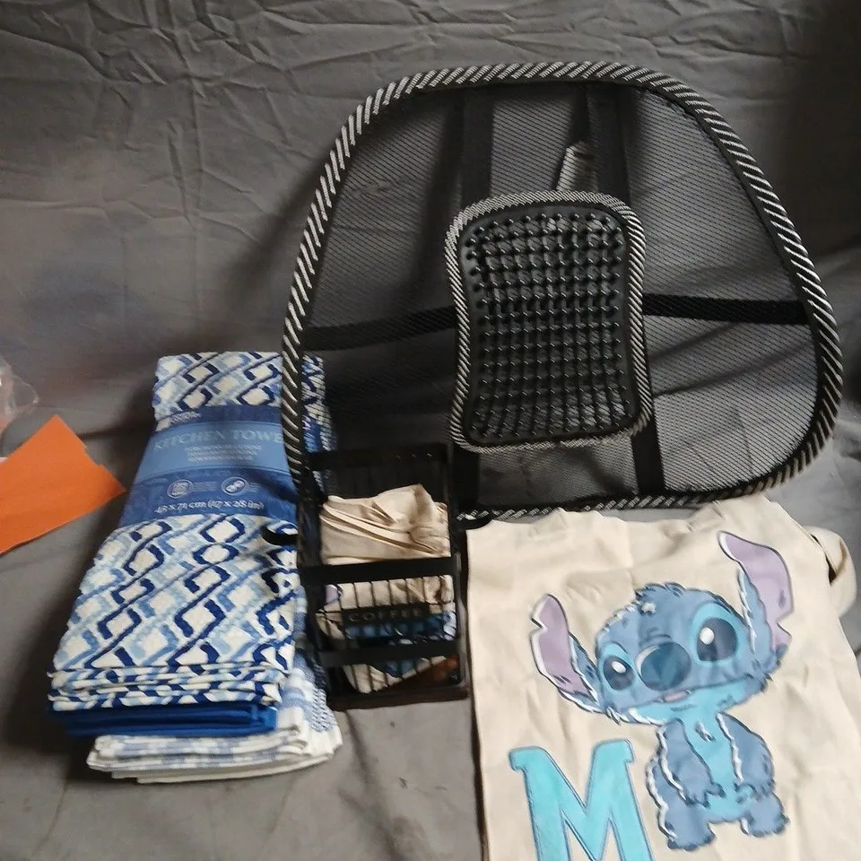 BOX OF APPROXIMATELY 15 ASSORTED HOUSEHOLD ITEMS TO INCLUDE STICH INITIAL M TOTE BAG, TEA TOWELS AND A CHAIR BACK REST