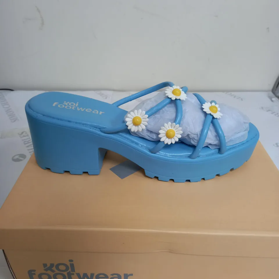 BRAND NEW BOXED PAIR OF KOI VEGAN LEATHER BLOOMING DAISY OASIS STRAPPY SLIDERS IN BLUE UK SIZE 7