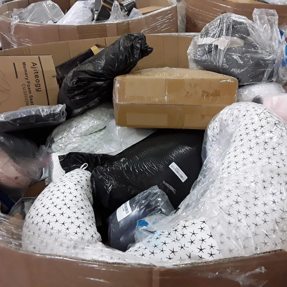 PALLET CONTAINING ASSORTED PILLOWS & CUSHIONS INCLUDING MEMORY FOAM SEAT CUSHION, QUILTED PILLOW PROTECTORS, MEMORY FOAM PILLOW, ADJUSTABLE TRAVEL PILLOW