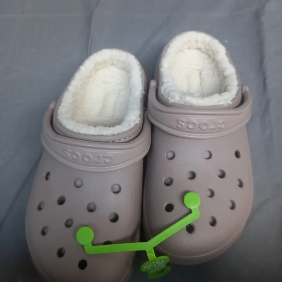 CLASSIC LINED CLOG CROCS BONE/MUSHROOM COLOUR UNISEX SIZE M5/W7