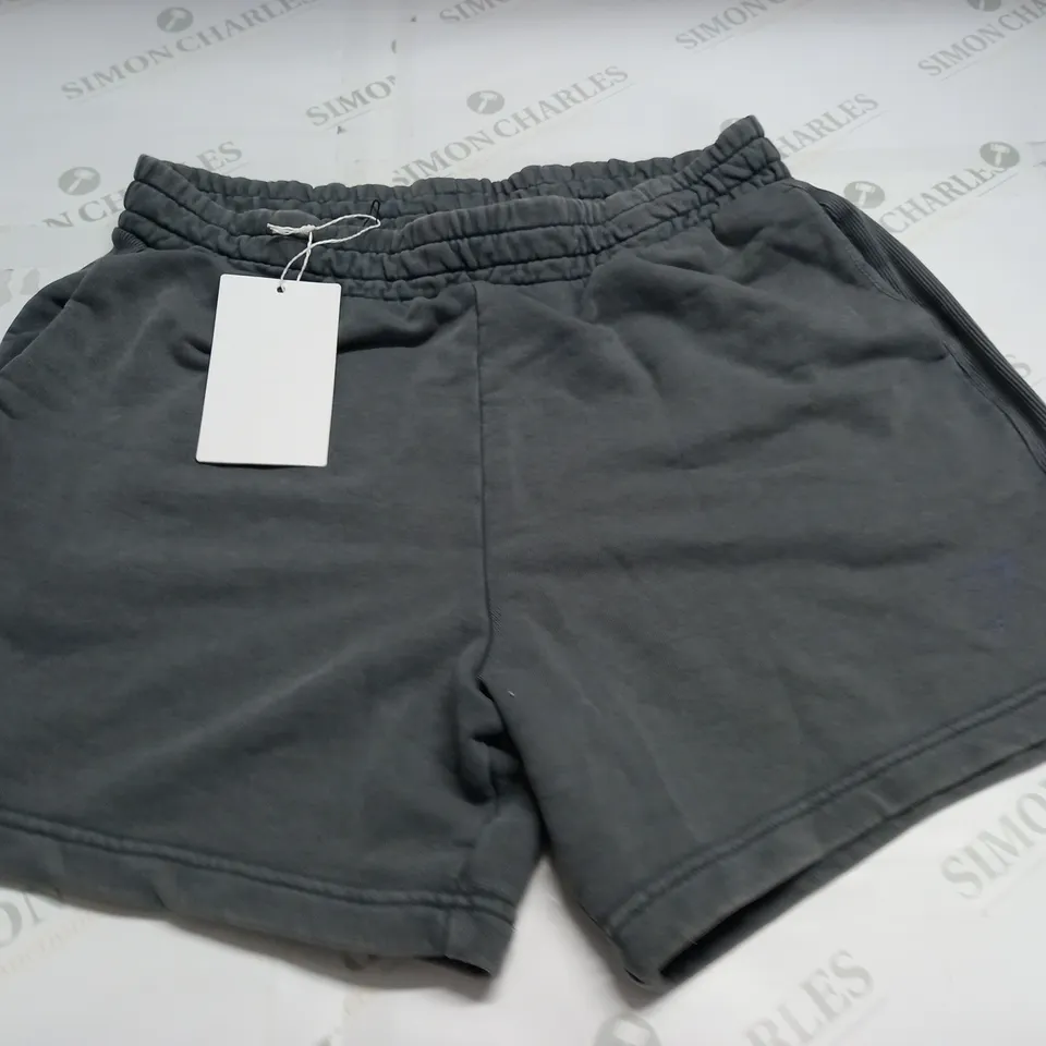 GYMSHARK GREY POWER WASHED SHORTS - L