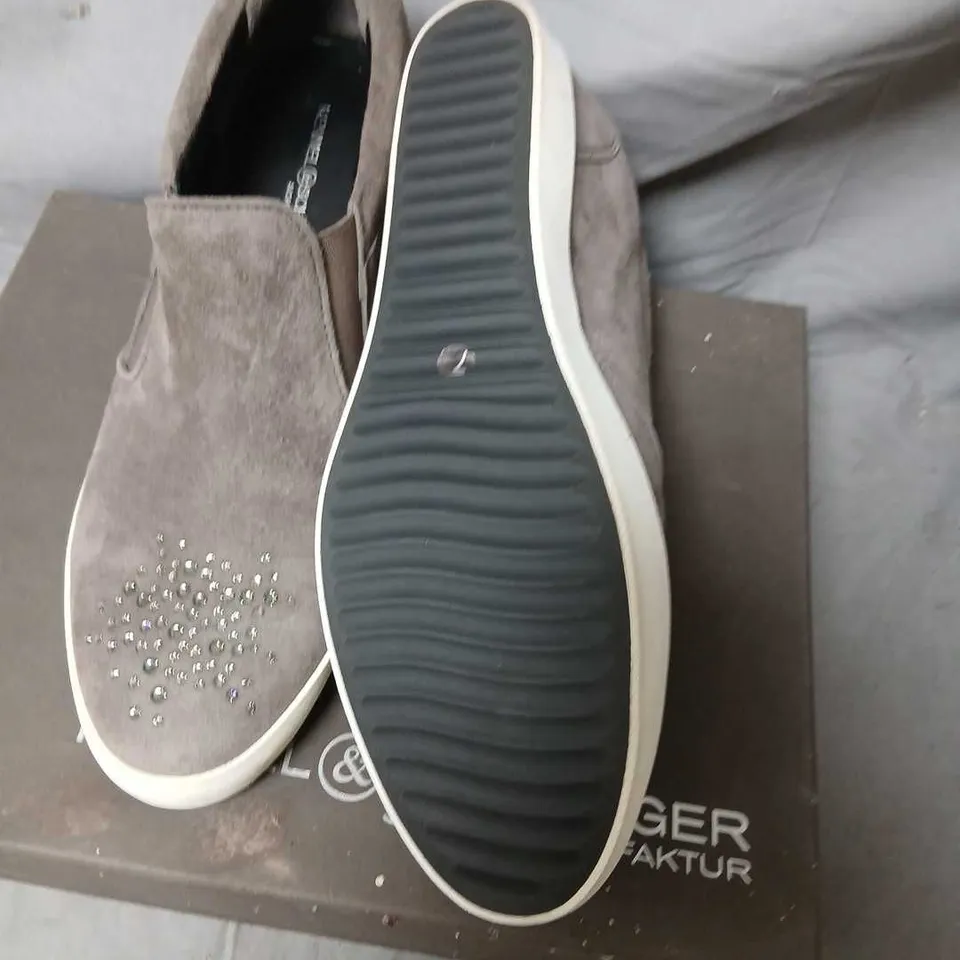 KENNEL + SCHMENGER GREY SUEDE SLIP-ON SNEAKERS – UK 7 (BOXED)
