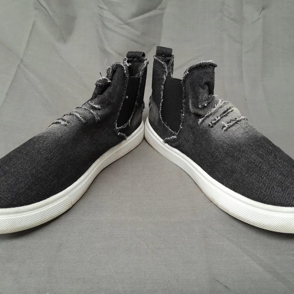 BOX OF APPROXIMATELY 10 PAIRS OF W.S AM-035 SHOES IN BLACK DENIM - VARIOUS SIZES