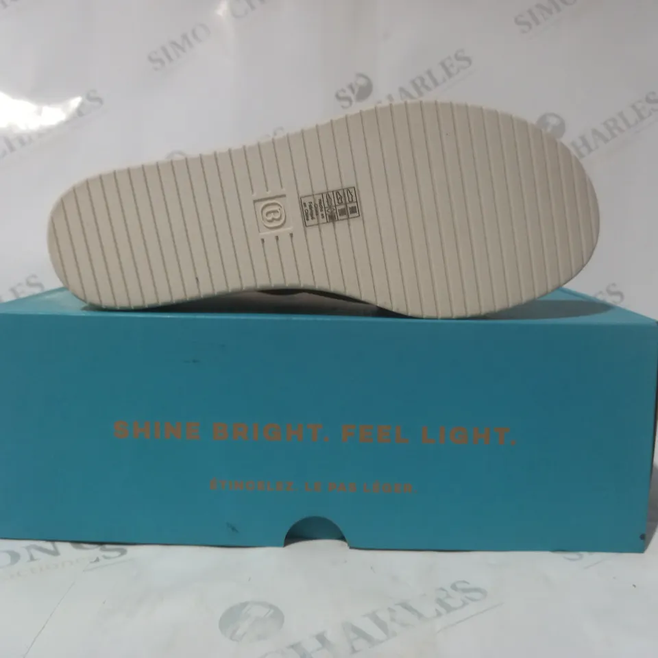 BOXED PAIR OF BZEES OPEN TOE WEDGE SANDALS IN PINK SIZE 7