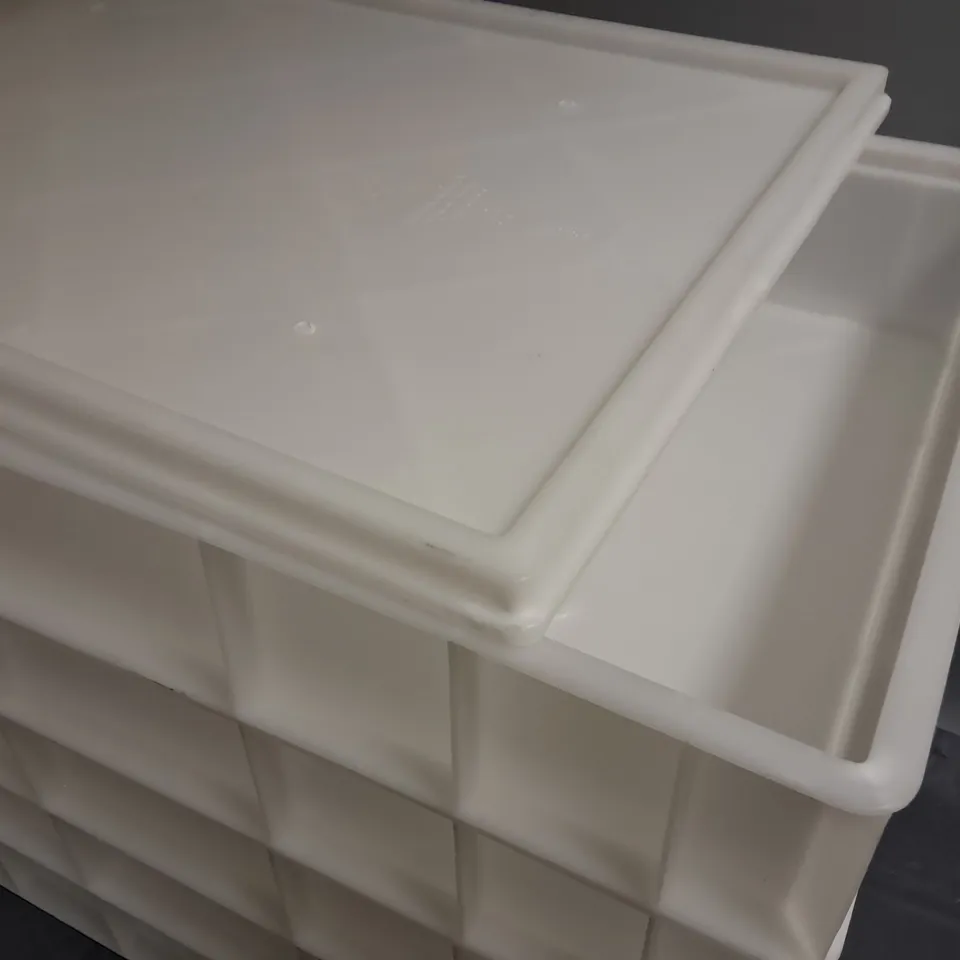 FIVE STACKABLE WHITE TRAYS WITH SINGLE LID