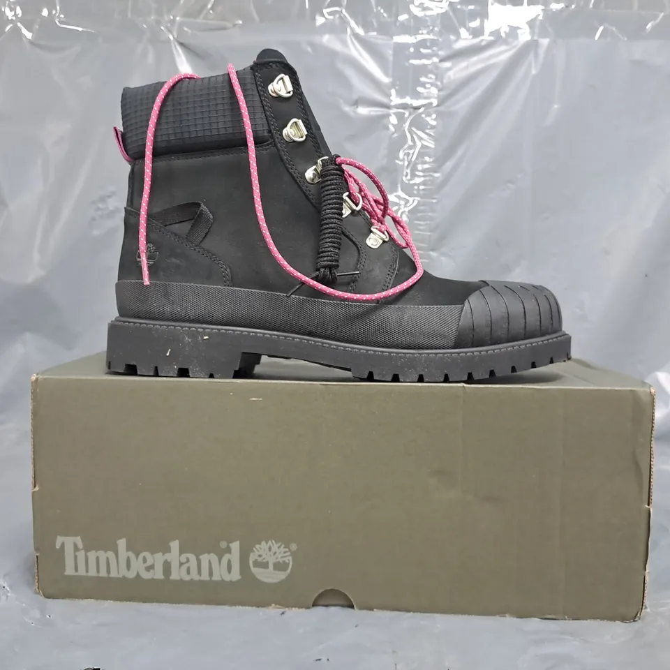 BOXED PAIR OF TIMBERLAND BOOTS IN BLACK SIZE UK 9
