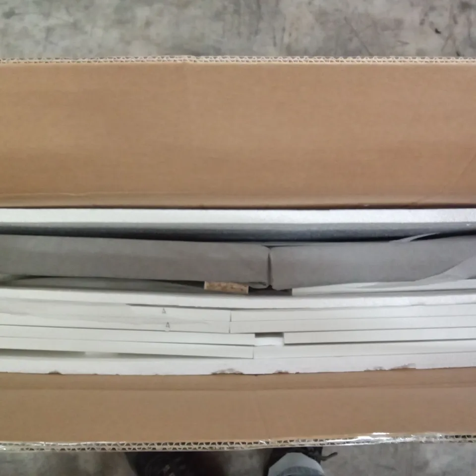 BOXED FM 2 SQUARE GREY & WHITE STOOLS