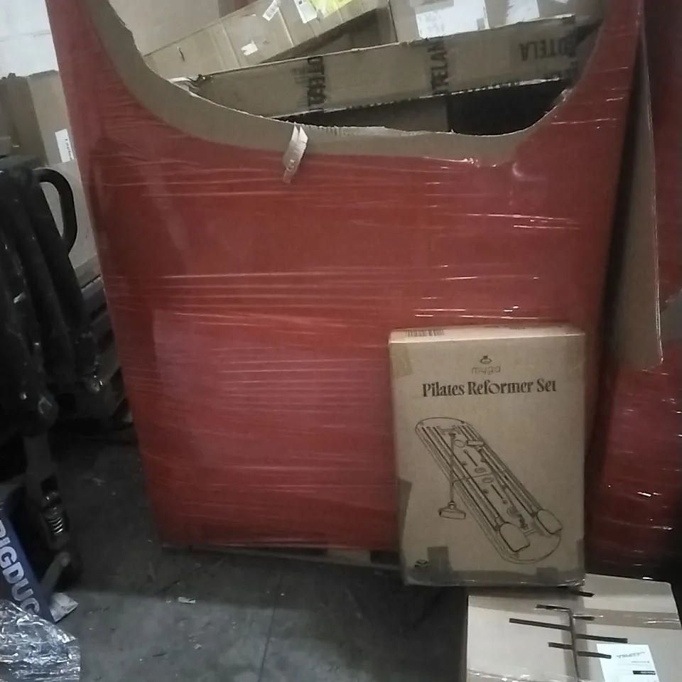 A PALLET CONTAINING ASSORTED HOUSEHOLD GOODS AND PRODUCTS TO INCLUDE; PILATES REFORMER SET, MIRROR, BOXED FURNITURE ETC