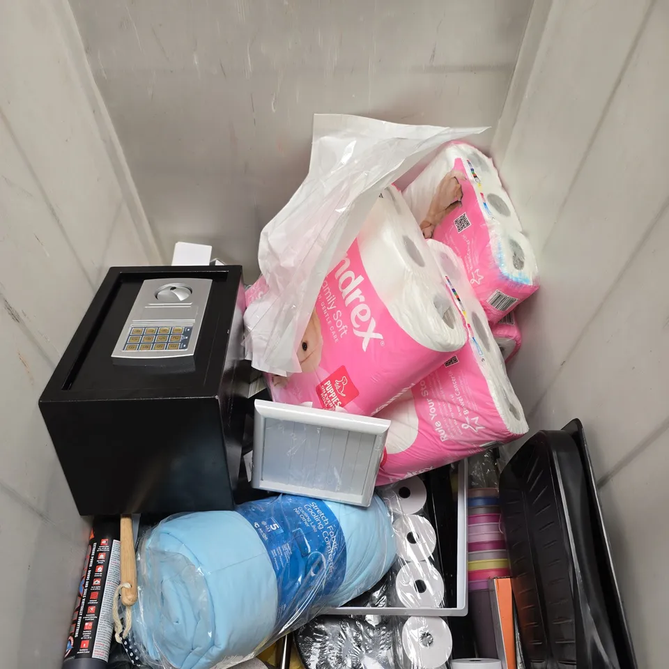 CAGE OF APPROXIMATELY 10 ASSORTED HOUSEHOLD ITEMS TO INCLUDE - TP - SAFE - COOLING BLANKET   - COLLECTION ONLY