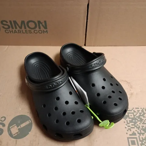 PAIR OF CROCS CLASSIC BLACK CLOGS – UK 8
