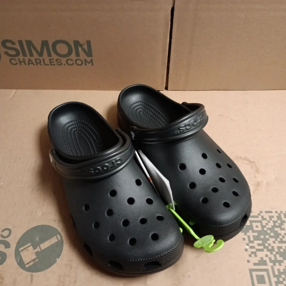 PAIR OF CROCS CLASSIC BLACK CLOGS – UK 8