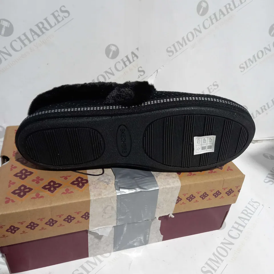 SKECHERS COZY SLIPPER BLACK - SIZE 6.5