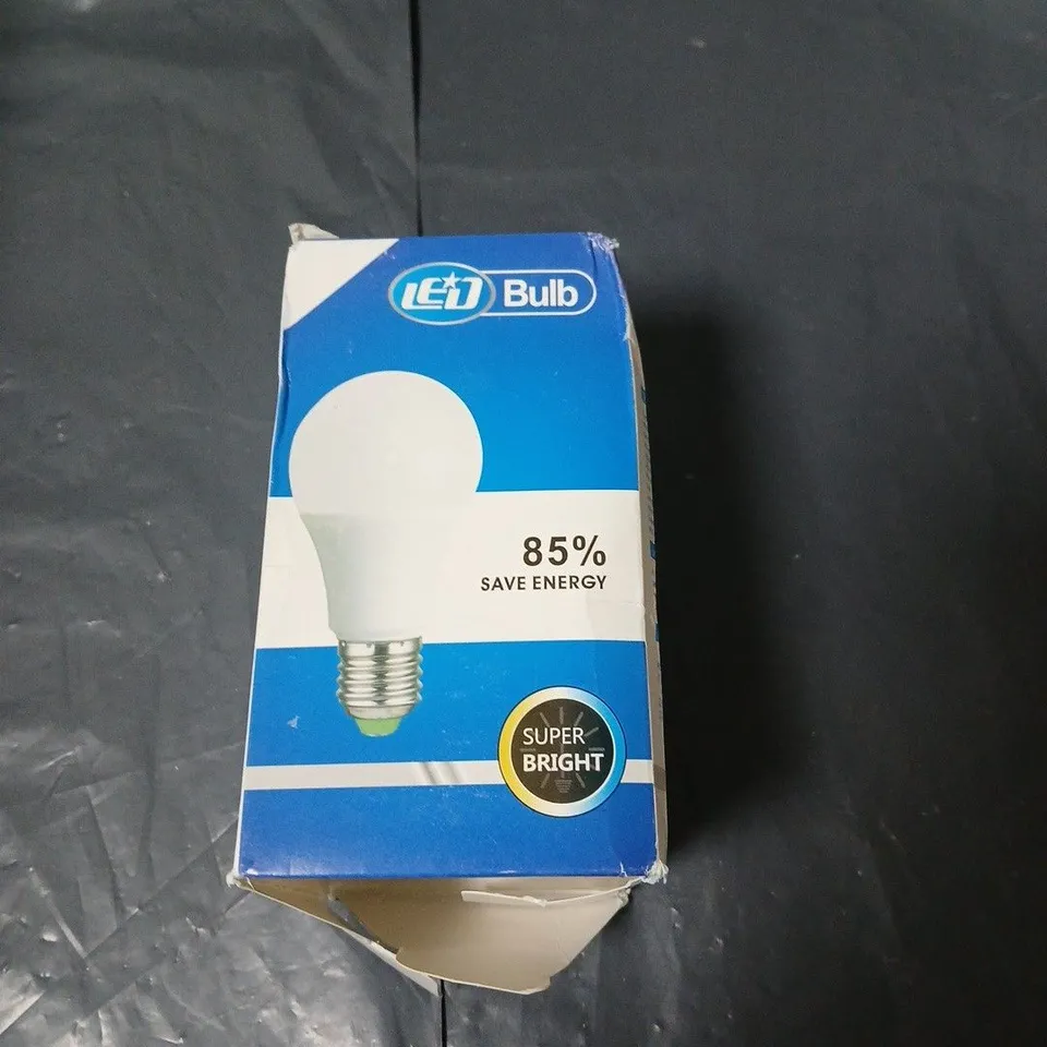 APPROXIMATELY 12 ASSORTED HOUSEHOLD ITEMS INCLUDING SCENTED CANDLE , CHANUKAH CANDLES AND LED BULB 