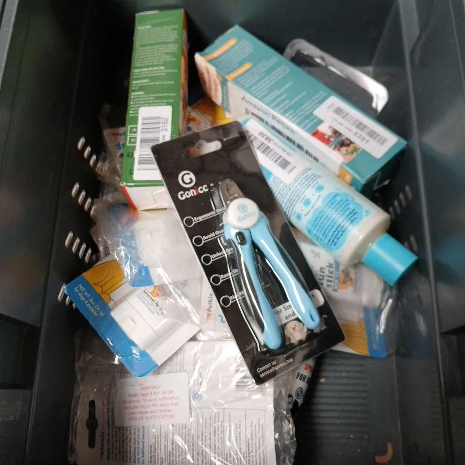 APPROXIMATELY 14 ASSORTED ITEMS INCLUDING GONICC PET NAIL TRIMMER AND CHILD'S FARM COCONUT CONDITIONER