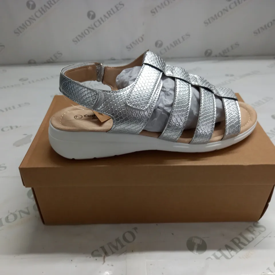 BOXED PAIR OF CUSHION WALK ONE TOUCH CLOSE SANDALS IN SILVER - SIZE 7