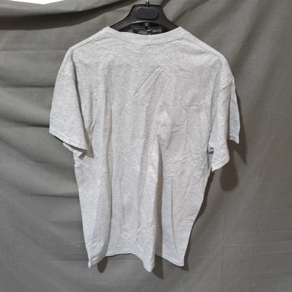 GILDAN ULTRA COTTON GREY T-SHIRT WITH RED/BLACK CHEST GRAPHIC – UK M