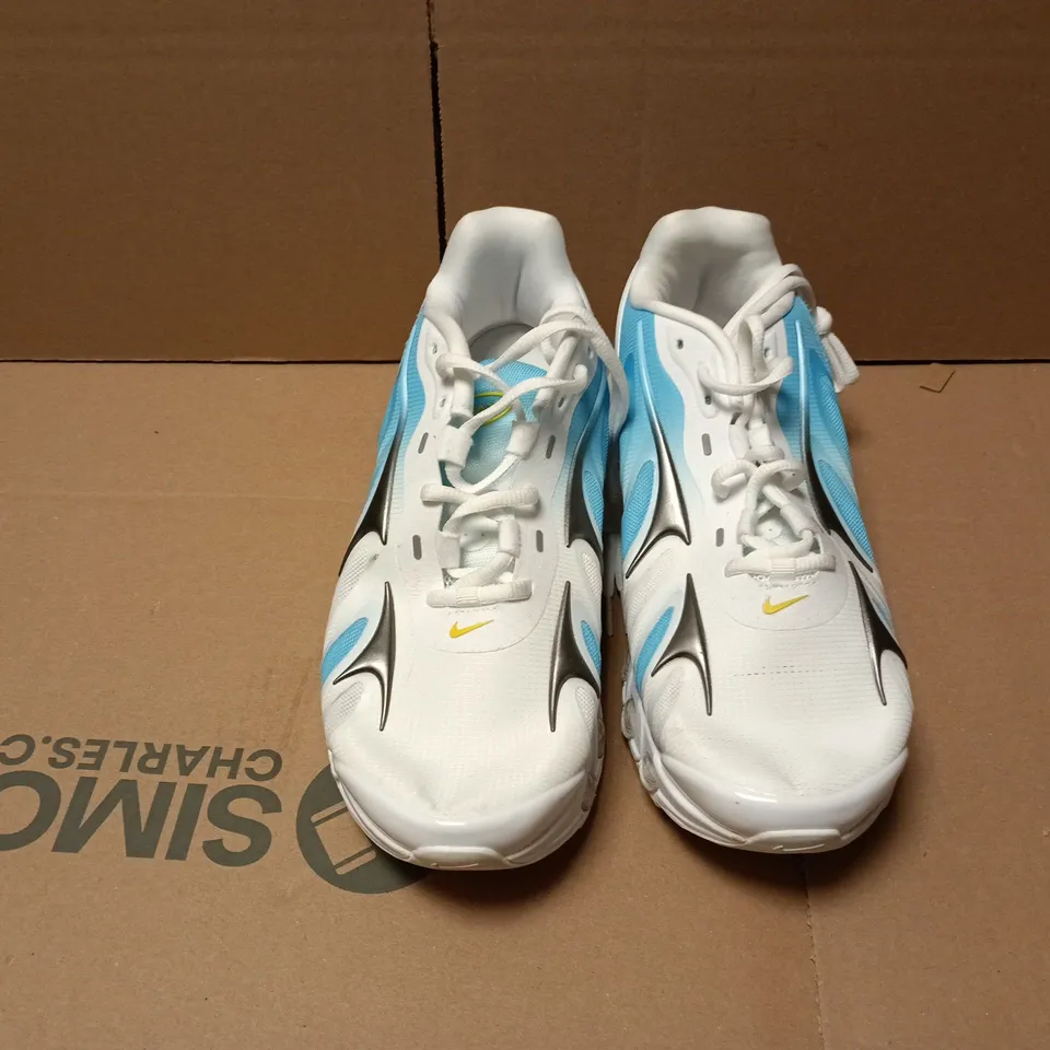 UNBOXED PAIR OF NIKE AIRMAX DN TRAINERS IN WHITE/BLUE - UK 7.5