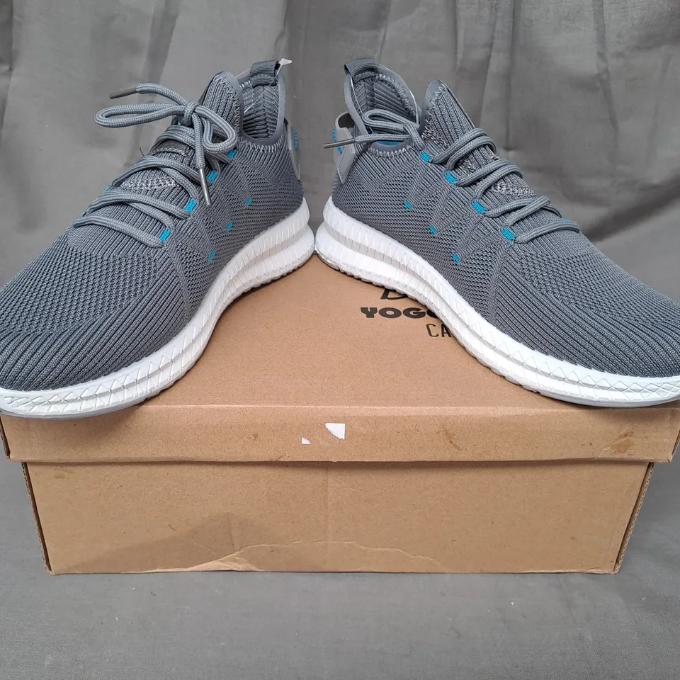 BOXED PAIR OF BXT YOGO FOAM CASUALS KNIT SHOES IN GREY SIZE 8