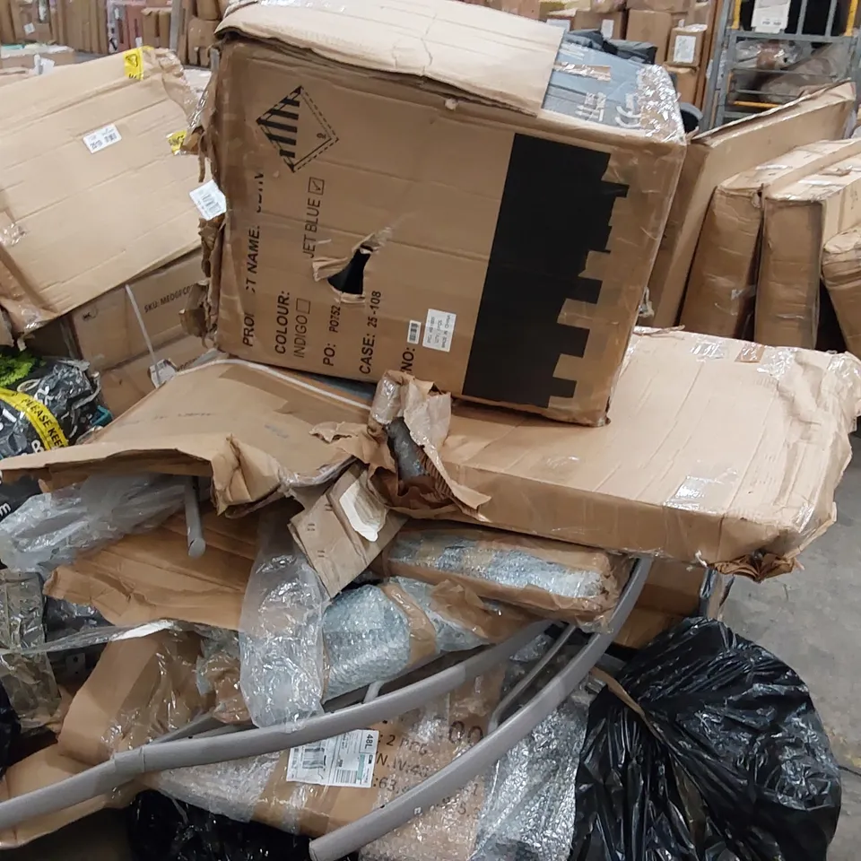 PALLET OF ASSORTED GARDEN FURNITURE PARTS