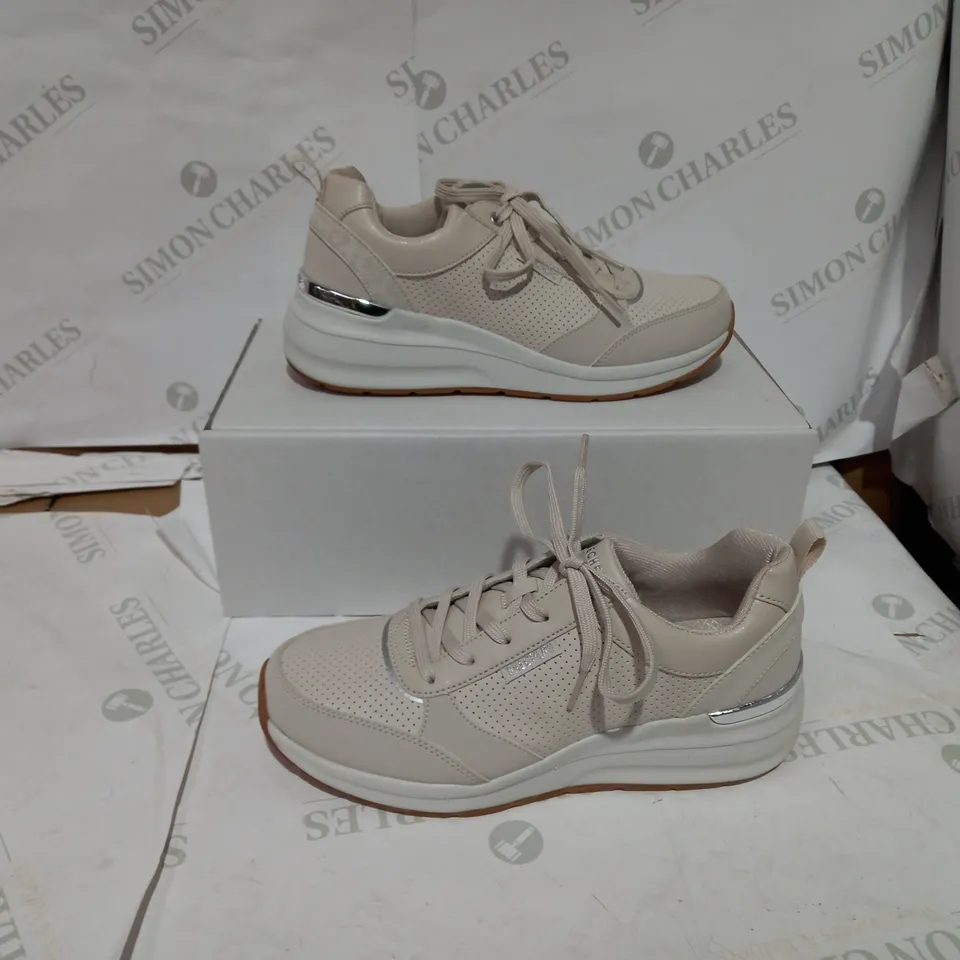 BOXED PAIR OF SKECHERS CREAM TRAINERS - SIZE 6