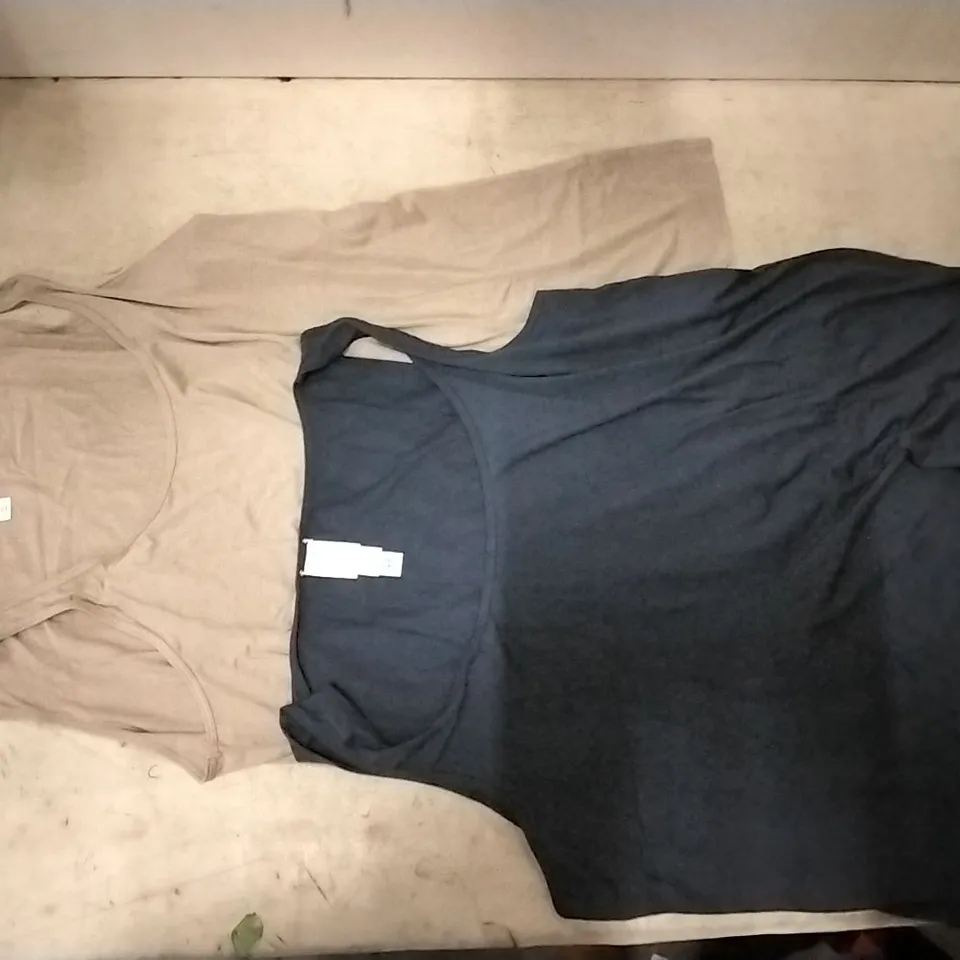 BOX CONTAINING WYNNE LAYERS MULTI PACK TOPS , SIZE XL , TAUPE AND NAVY BLUE , 7 PCS AND 8 KILLING BAGS