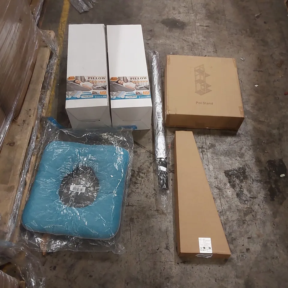 PALLET OF ASSORTED ITEMS INCLUDING: POT STAND, HEDGE SHEARS, COOLING WEDGE PILLOWS, CUSHION ECT