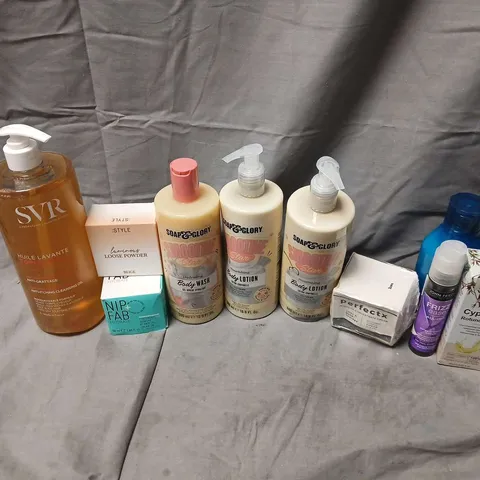 APPROXIMATELY 18 ASSORTED COSMETICS ITEMS TO INCLUDE REDKEN SHAMPOO, INTHESTYLE LOOSE POWDER, CLEANSING OIL, ETC